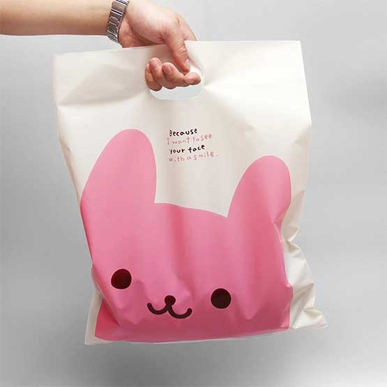 wholesale_cute_cartoon_clothing_store_bag_plastic_bag_smooth_gift_bag_printed_logo_word_hand_jewelry_1547598267_44212aee.jpg نایلون تبلیغاتی ارزان - تصویر 1